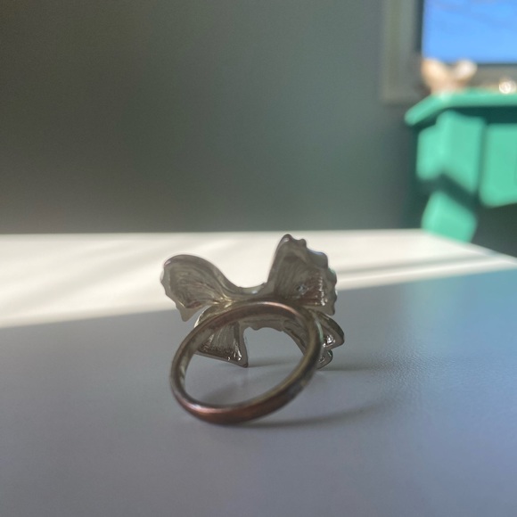 Ribbon bow ring - white and golden - ~size 8 - Picture 6 of 8